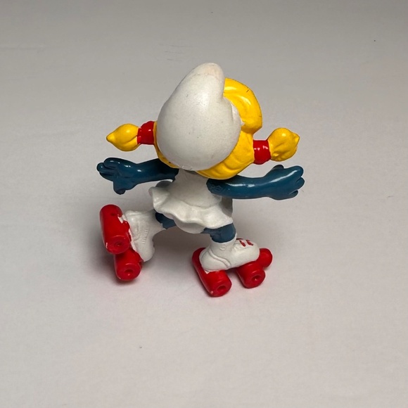 Vintage Schleich Roller Skating Smurfette Figurine | 1980s Smurfs Collectible - Picture 5 of 8